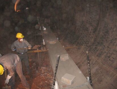 brick conveyor for refractory solutions