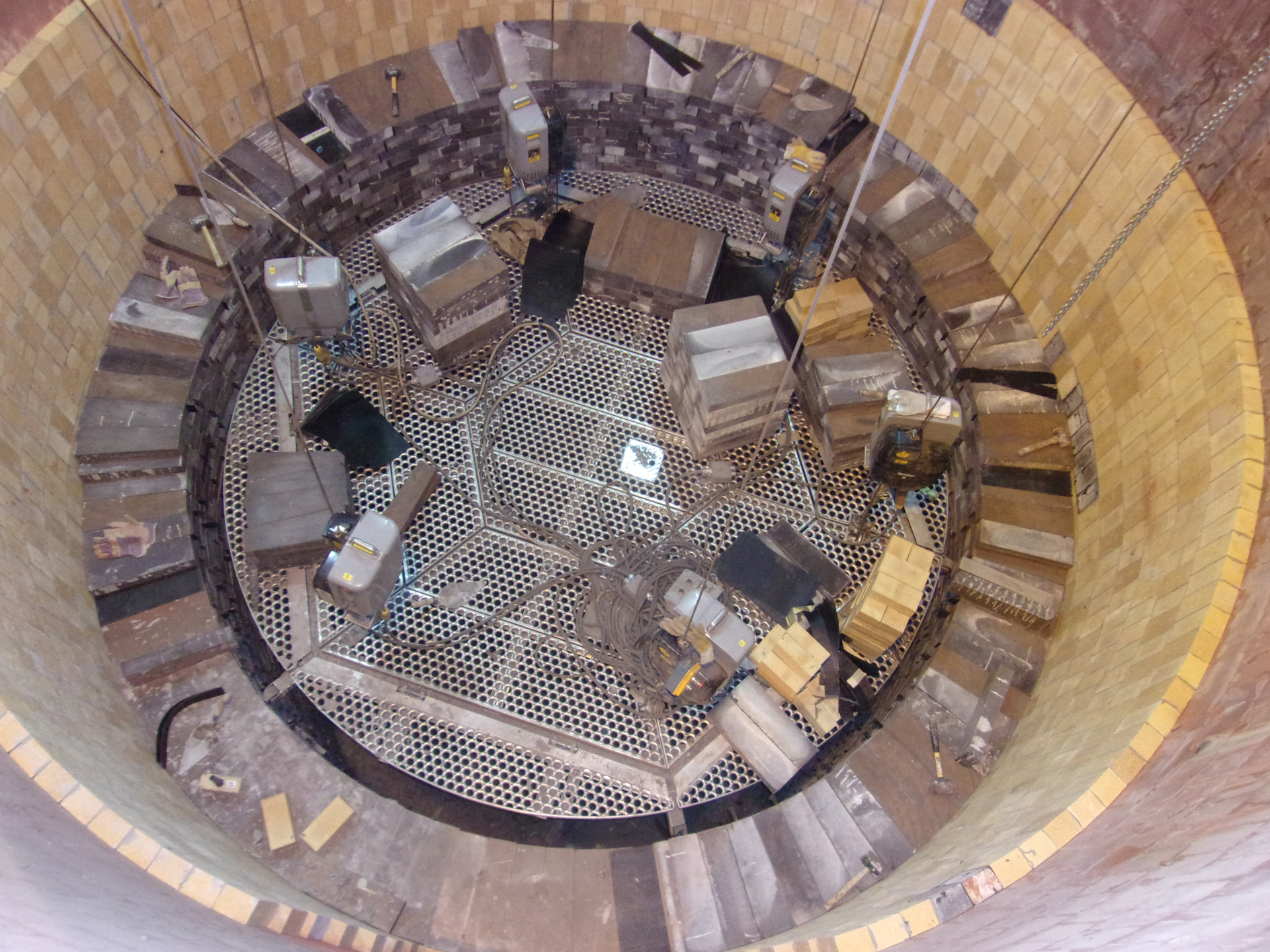 Suspended work platform for refractory maintenance Suspended work platform for refractory maintenance